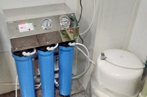 饮水机储水罐的固定方法（确保安全健康的饮水体验）