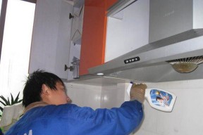 如何清洗抽油烟机上的瓷砖（恢复油烟机瓷砖光洁亮丽的小技巧）