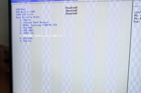 电脑出现雪花屏和黑屏闪烁？可能的解决方法是什么？