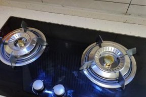 燃气灶盘清洗方法（简单实用的清洁技巧）