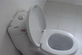 海尔马桶螺丝松动维修方法？