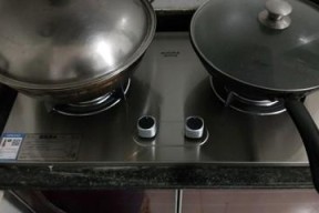 燃气灶炉盘清洗方法？如何快速去除顽固污渍？
