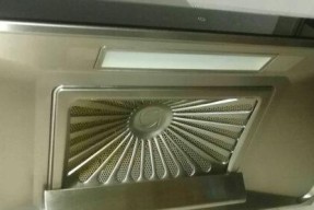 如何正确清洗斜油烟机（轻松掌握斜油烟机清洗技巧）