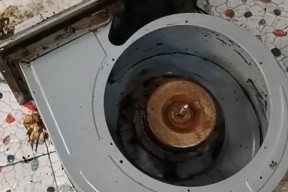 小型油烟机的清洗方法（轻松解决厨房油烟困扰）
