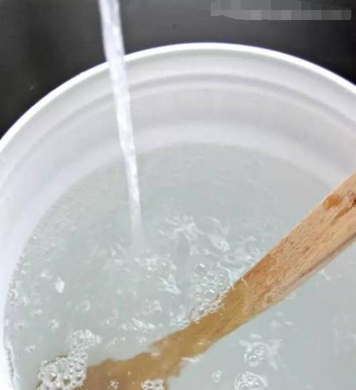如何使用保鲜膜清洗油烟机？清洗效果如何？  第3张